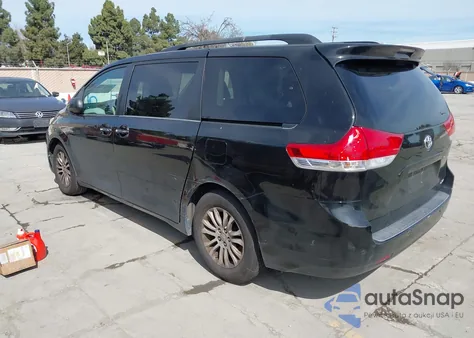 2013 Toyota Sienna Xle V6 8 Passenger z USA, uszkodzony, nr VIN 5TDYK3DC9DS379411
